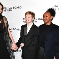 Angelina Jolie hadir mengunjungi para pengungsi Suriah bersama dengan kedua analnya yakni, Shiloh dan Zahara Jolie-Pitt pada 28 Januari waktu setempat. (Dia Dipasupil/FilmMagic)