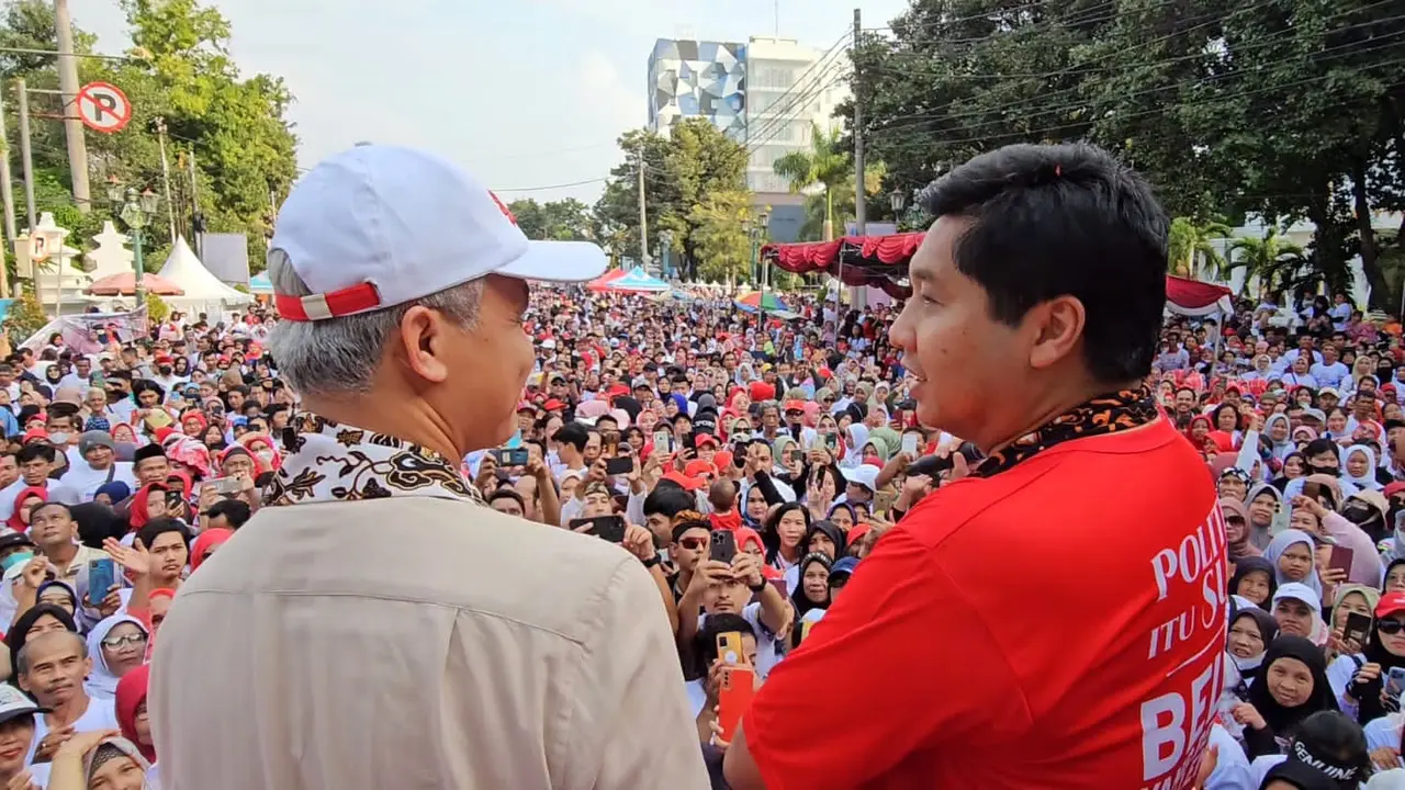 Bakal Calon Presiden (Capres) Ganjar Pranowo menghadiri langsung acara Network for Ganjar President (NFGP) yang dilaksanakan di Jalan Siliwangi, Depan Balaikota Cirebon, Minggu (8/10/2023) sore.