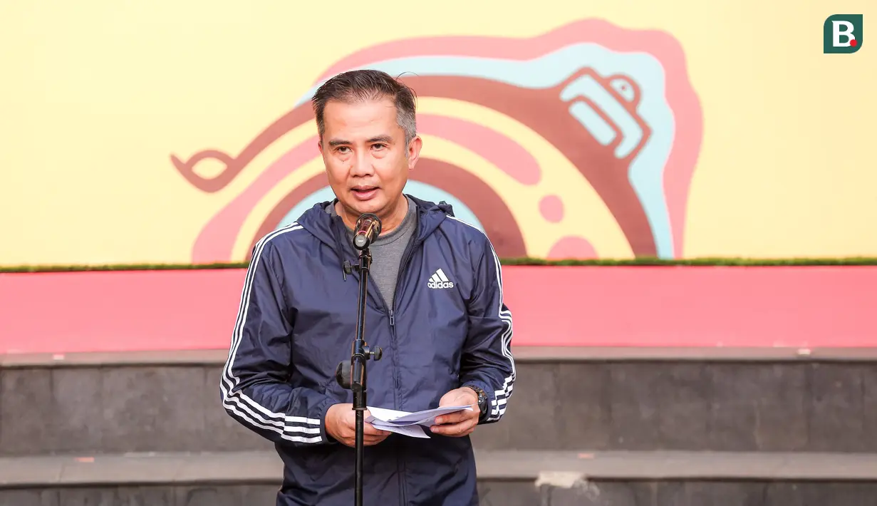 Pj Gubernur Jawa Barat, Bey Machmudin memberikan sambutan dalam rangkaian acara Trophy Tour Experience menyambut Piala Dunia U-17 2023 di Cikapayang Dago Park, Bandung, Minggu (22/10/2023) pagi WIB. (Bola.com/Bagaskara Lazuardi)