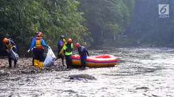 Sukarelawan memunguti sampah di aliran sungai saat kegiatan Bebersih Ciliwung di Yayasan Bambu Indonesia, Cibinong, Bogor, Jawa Barat, Minggu (23/6/2019). Selain Kementerian Lingkungan Hidup dan Kehutanan, kegiatan ini diikuti berbagai unsur seperti komunitas dan Pramuka. (merdeka.com/Arie Basuki)
