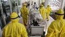 Tim medis mengevakuasi pasien terinfeksi virus corona saat simulasi di Pelabuhan Belawan, Medan, Sumatera Utara, Senin (3/2/2020). Simulasi ini dilakukan untuk meningkatkan kesiapan dalam menangani pasien terinfeksi virus corona. (Ivan Damanik/AFP)
