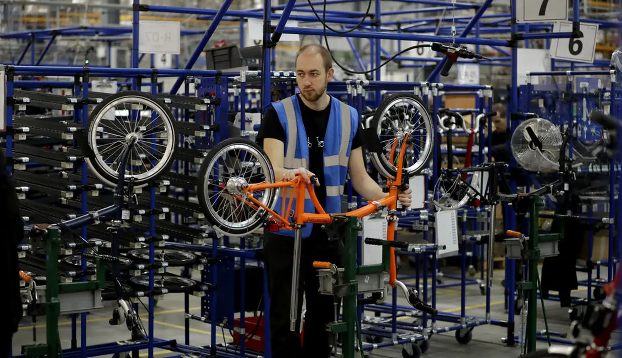 Pekerja merakit sepeda lipat Brompton di pabrik Brompton di London, Inggris, 24 November 2020. Nasib industri sepeda Brompton semakin tidak menentu di tengah ketidakpastian Brexit, persaingan baru yang tak terduga dari China, dan pandemi COVID-19. (AP Photo/Matt Dunham)