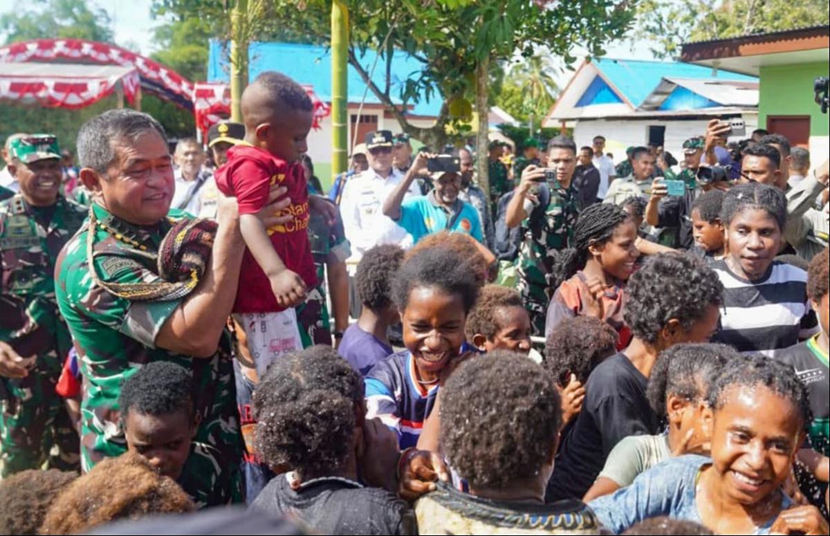 FOTO: Momen Hangat Jenderal Maruli Saat Menyapa Anak-Anak Papua