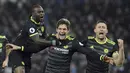 Pemain Chelsea, Marcos Alonso (tengah) menceak dua gol untuk kemenangan timnya atas Leicester City pada lanjutan Premier League di King Power Stadium, Leicester, Sabtu (14/1/2017). Chelsea menang 3-0.  (AP/Rui Vieira)