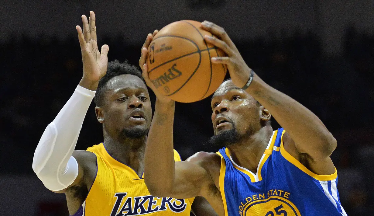 Pemain Warriors, Kevin Durant #35 berusaha melewati hadangan pemain LA Lakers, Julius Randle (kiri) pada laga NBA preseason di Valley View Casino Center, San Dieg, Kamis (20/10/2016). (Reuters/Jake Roth-USA TODAY Sports)