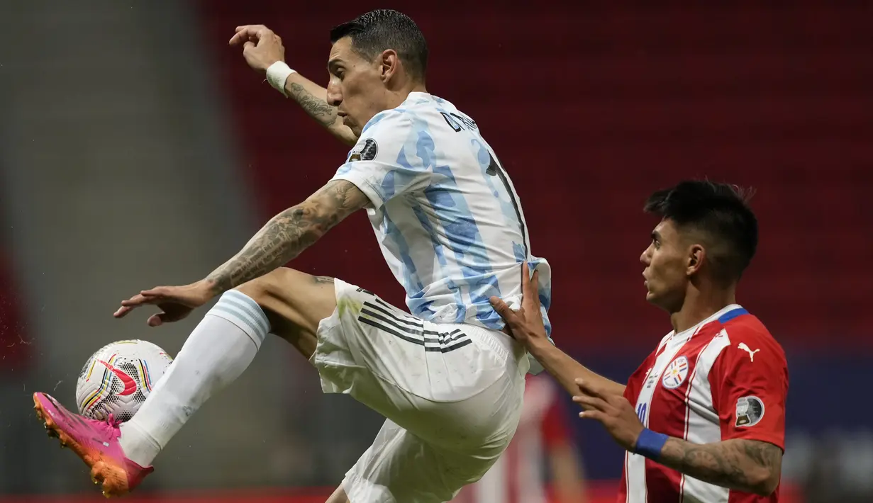 Gelandang Argentina, Angel Di Maria mengontrol bola dari kawalan pemain Paraguay, Santiago Arzamendia pada pertandingan grup A Copa America 2021 di Stadion Nasional, Brasil, Selasa (22/6/2021). Berkat hasil ini, Argentina sementara duduk di puncak klasemen dengan poin 7. (AP Photo/Eraldo Peres)