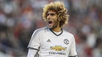 Gelandang Manchester United, Marouane Fellaini, merayakan gol yang dicetaknya ke gawang Galatasaray. Gol dari gelandang Belgia ini menutup pesta gol United menjadi 5-2. (AFP/TT News Agency) 