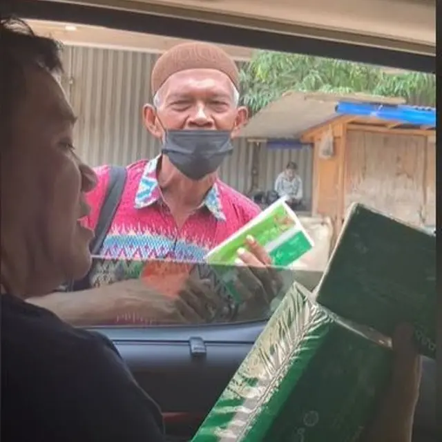 Aksi Pria Beli 2 Kotak Tisu Bayar Rp300 Ribu pada Pedagang Keliling