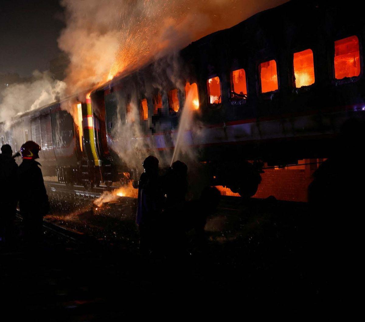 Insiden kebakaran dahsyat menimpa sebuah kereta penuh penumpang di&nbsp;Dhaka, Bangladesh, pada Jumat (5/1/2024) malam waktu setempat. Kepolisian mencurigai kereta tersebut sengaja dibakar orang dalam serangan menjelang Pemilu.