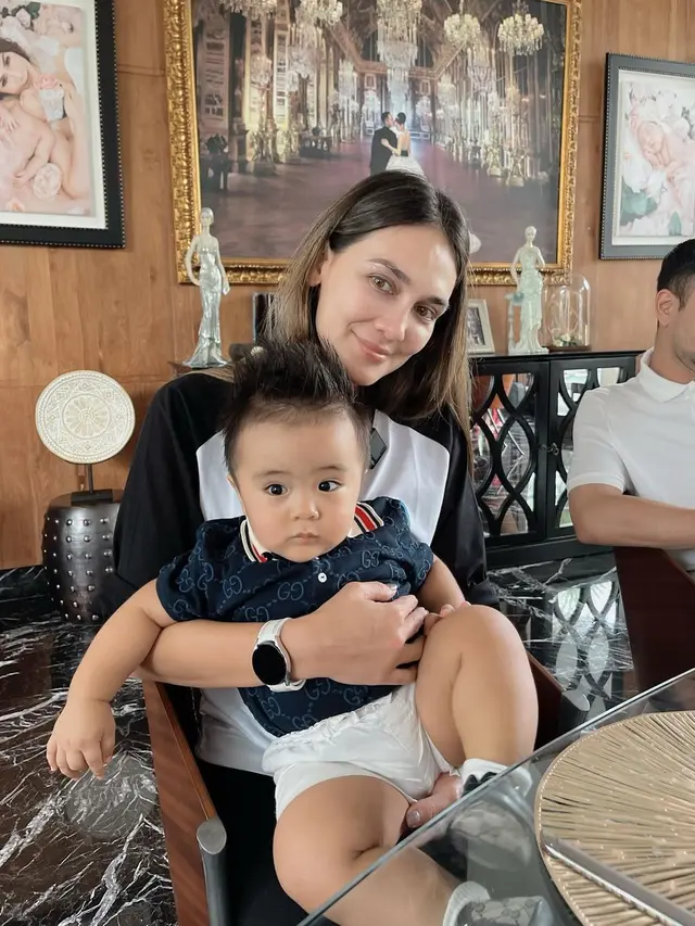 Luna Maya dan Raffi Ahmad bertandang ke rumah Momo Geisha di Malang (Foto: Instagram/@therealmomogeisha)