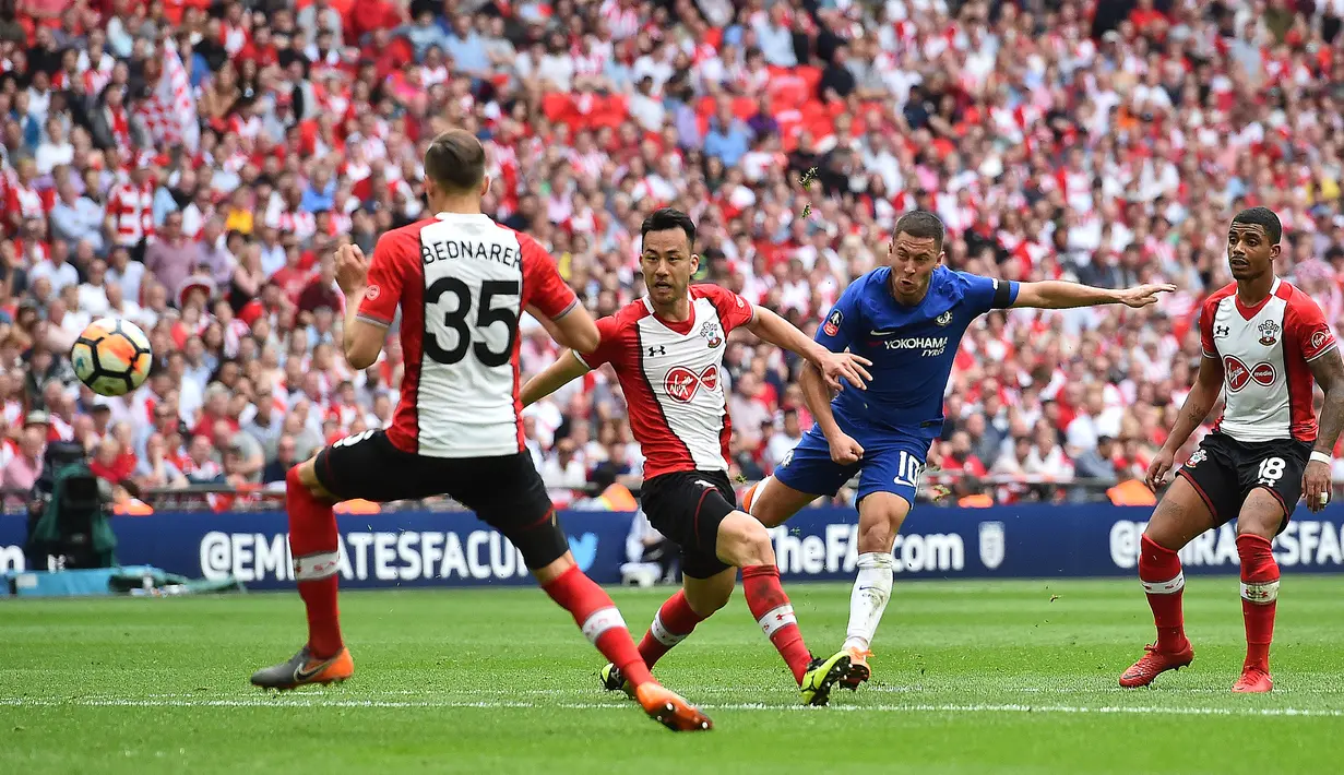 Gelandang Chelsea, Eden Hazard berusaha mencetak gol ke gawang Southampton pada laga semifinal Piala FA di Stadion Wembley, London, Minggu (22/4). Chelsea lolos final Piala FA setelah menang 2-0 atas Southampton. (Glyn KIRK / AFP)