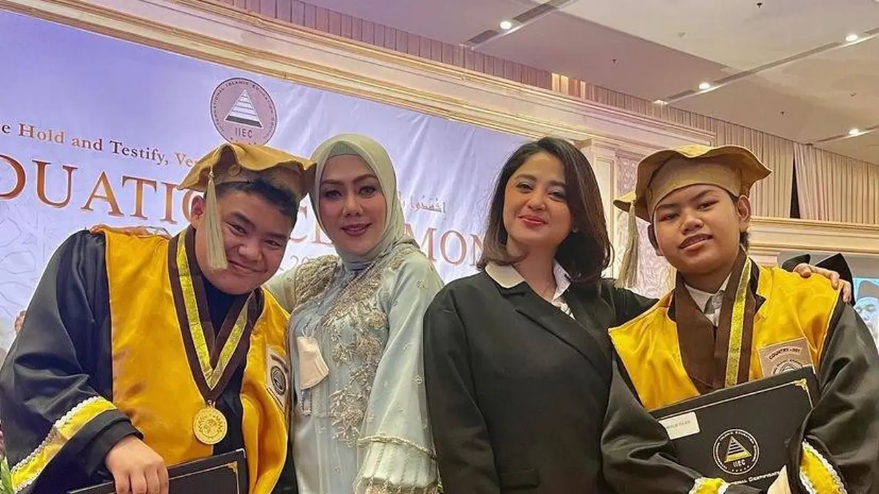10 Gaya Artis Dampingi Anak Wisuda yang Bisa Jadi Inspirasi, Dewi Perssik Tampil bak Lady Boss dengan Setelan Jas