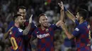 Gelandang Barcelona, Arthur (kedua kanan) berselebrasi bersama rekan-rekannya usai mencetak gol ke gawang Villareal pada lanjutan pertandingan La Liga di Camp Nou, Rabu (25/9/2019). Barcelona menang tipis atas Villareal 2-1. (AP Photo/Joan Monfort)