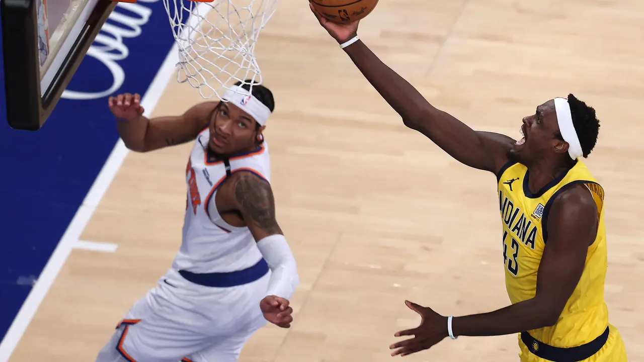 Aksi pemain Pacers Pascal Siakam saat melawan Knicks di final Wilayah Timur NBA 2025