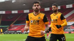 Sejak bergabung dengan Wolves pada musim 2017/2018, Ruben Neves menjelma menjadi motor permainan klub yang bermarkas di Molineux tersebut. Bermain agak bertahan, dirinya mampu menorehkan rataan 1,2 clearance dan 1,8 tekel per laga pada musim ini. (AFP/Pool/Andy Rain)