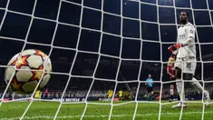 Kiper AC Milan Mike Maignan (kanan) kebobolan gol saat melawan Liverpool pada pertandingan sepak bola Grup B Liga Champions di Stadion San Siro, Milan, Italia, 7 Desember 2021. Liverpool menang 2-1. (MIGUEL MEDINA/AFP)