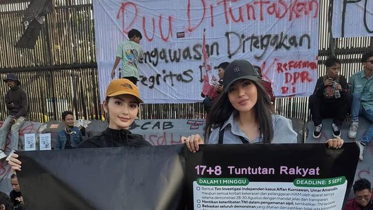 6 Potret Debi Sagita Turun ke Jalan Ikut Demo Gaungkan '17+8 Tuntutan Rakyat'