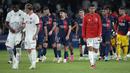 Pemain PSG tertunduk lesu saat berjalan meninggalkan lapangan setelah kalah dari Nice pada laga lanjutan Ligue 1 2023/2024 di Parc des Princes, Paris, Prancis, Sabtu (16/09/2023). (AP Photo/Michel Euler)