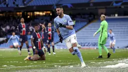 Gelandang Manchester City, Riyad Mahrez melakukan selebrasi usai mencetak gol pertama timnya ke gawang Paris Saint-Germain dalam laga leg kedua semifinal Liga Champions 2020/2021 di Etihad Stadium, Selasa (4/5/2021). Manchester City menang 2-0 atas PSG. (PA via AP/Martin Rickett)