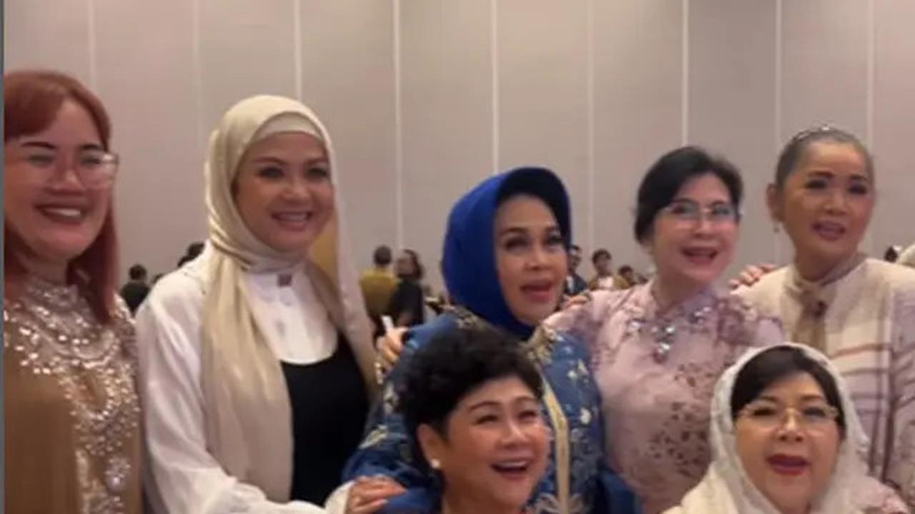 6 Potret Titiek Puspa Penuhi Undangan SBY dan Kumpul Bareng Artis Senior Sebelum Sakit