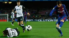 Pemain Barcelona, Lionel Messi melakukan tendangan saat menjamu Valencia pada semifinal pertama Copa del Rey di Stadion Camp Nou, Jumat (2/2). Barcelona menang 1-0 berkat gol semata wayang Luis Suarez. (AP/Manu Fernandez)