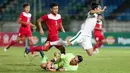 Striker Timnas Indonesia U-19, Hanis Saghara, berebut bola dengan kiper Filipina, Quincy Kammeraad, pada laga Piala AFF U-18 di Stadion Thuwunna, Myanmar, Kamis (7/9/2017). Indonesia menang 9-0 atas Filipina. (Liputan6.com/Yoppy Renato)