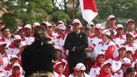 Presiden Joko Widodo berfoto bersama dengan atlet Indonesia yang akan berangkat ke SEA Games 2017, di Istana Merdeka, Jakarta, Senin (7/8/2017). (Twitter/Imam Nahrawi)