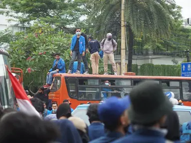 Massa aksi yang terdiri dari mahasiswa, buruh serta pelajar berkumpul di sekitar Tugu Proklamasi, Jakarta, Kamis (8/10/2020). Massa aksi bersiap menggelar unjuk rasa di Istana Negara untuk mengajukan protes atas disahkannya RUU Omnibus Law Cipta Kerja (Ciptaker). (Liputan6.com/Immanuel Antonius)