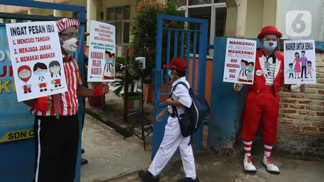 Aksi Badut Bagikan masker untuk Siswa Sekolah