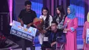 "Selamat Fildan menjadi juara Dangdut Academy 4 (DA4) dengan raihan sms tertinggi," ucap host Ramzi di atas panggung. (Deki Prayoga/Bintang.com)