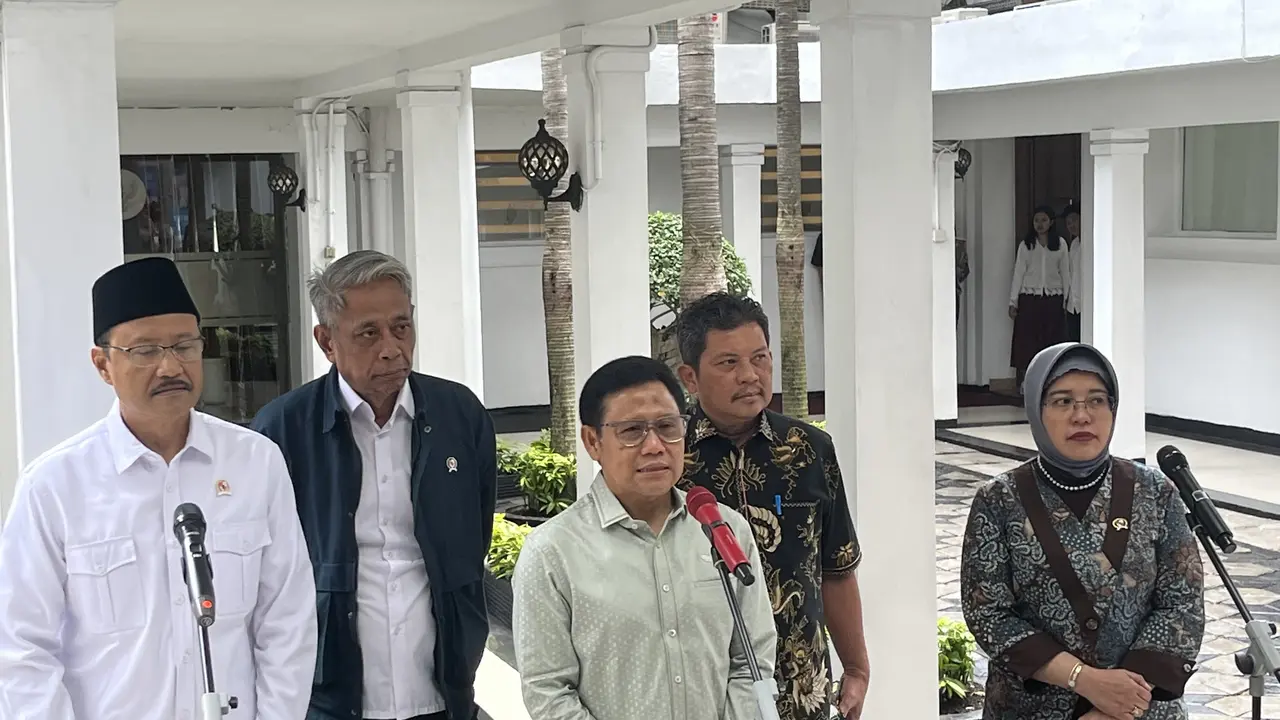 Menteri Sosial Saifullah Yusuf (Gus Ipul) (kiri) di Kantor Kemenko Pemberdayaan Masyarakat (Liputan6.com/Muhamad Radityo Priyasmoro)