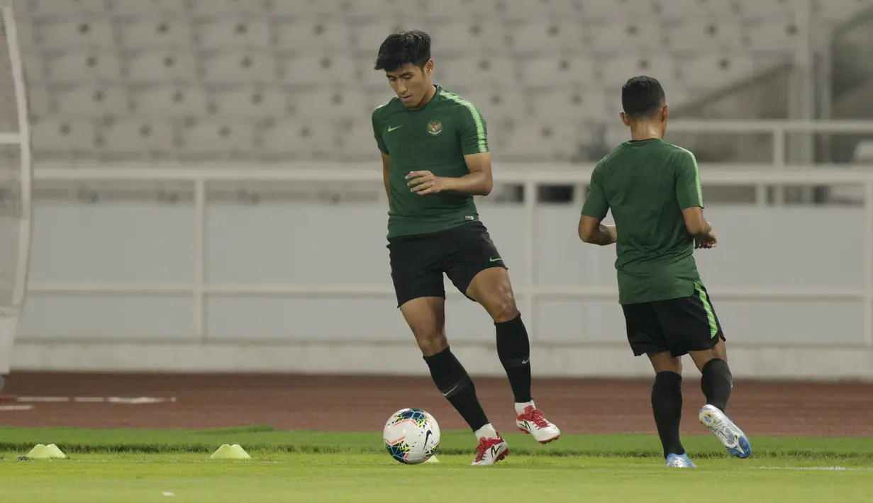 Pemain Timnas Indonesia, Hanif Sjahbandi, saat latihan jelang laga kualifikasi Piala Dunia di SUGBK, Jakarta, Senin (2/9). Indonesia akan berhadapan dengan Malaysia. (Bola.com/M Iqbal Ichsan)