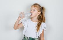 Tips yang Bisa Diterapkan Agar Anak Lebih Suka Minum Air Putih