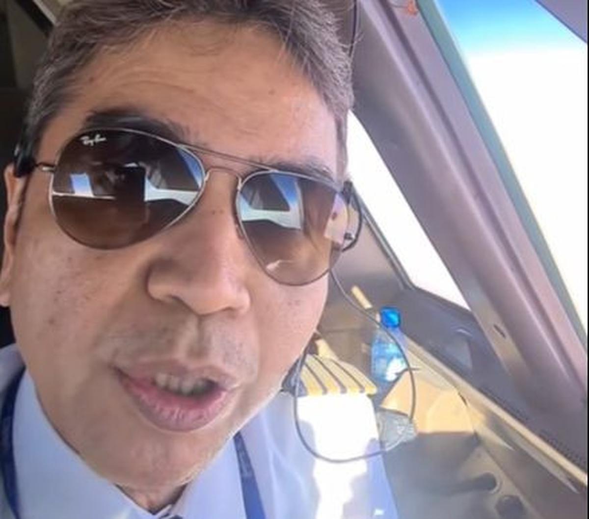 Video singkat tersebut menunjukkan dirinya berada di kokpit dan merekam penampakan Gurun Sahara.
