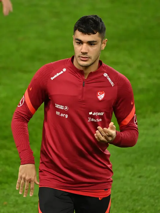Bek Turki, Ozan Kabak melakukan pemanasan selama mengikuti sesi latihan di stadion Rheinenergie di Cologne, Jerman (6/10/2020). Timnas Turki akan menghadapi Jerman di laga uji coba di stadion Rheinenergie di Cologne, Jerman, Kamis (8/10/2020) dini hari WIB. (AFP/Ina Fassbender)