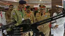 Delegasi dari negara-negara lain mendengarkan penjelasan tentang senjata alat tempur saat Pameran Pertahanan Internasional dan Seminar "IDEAS 2016" di Karachi, Pakistan (23/11). IDEAS sebuah pameran yang digelar dua tahun sekali. (Reuters/Akhtar Soomro)