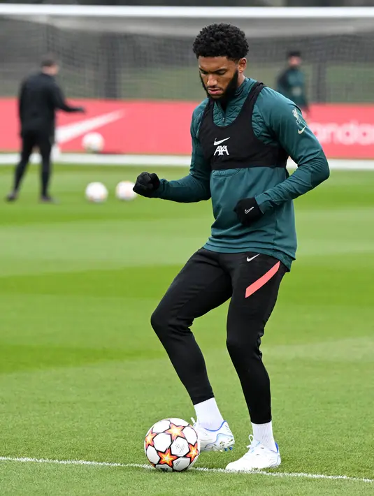 Pemain Liverpool Joe Gomez mengambil bagian dalam sesi latihan jelang melawan Benfica pada pertandingan leg kedua perempat final Liga Champions di tempat latihan Liverpool FC di Liverpool, Inggris, 12 April 2022. Liverpool. (Paul ELLIS/AFP)