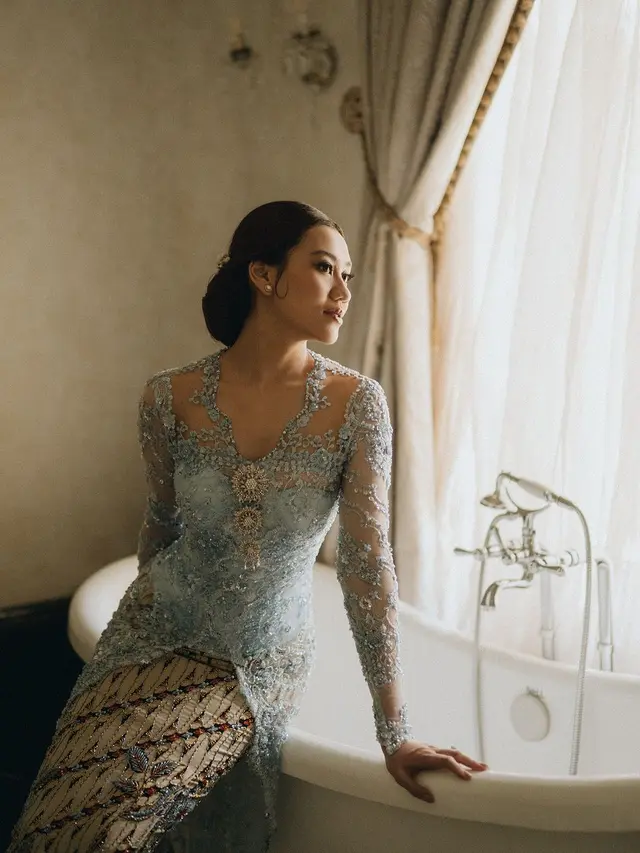 Detail Kebaya Lamaran Aaliyah Massaid, Ada Motif Rumah Adat Sunda yang Penuh Makna