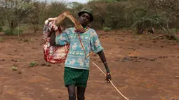 Pria Pokot membawa potongan tubuh hewan yang diburu untuk persyaratan menjalani upacara Sapana di Baringo County, Kenya , (20/1). Mereka para pria wajib membawakan hewan - hewan ternak untuk pasangannya bila ingin menikah. (REUTERS / Siegfried Modola)
