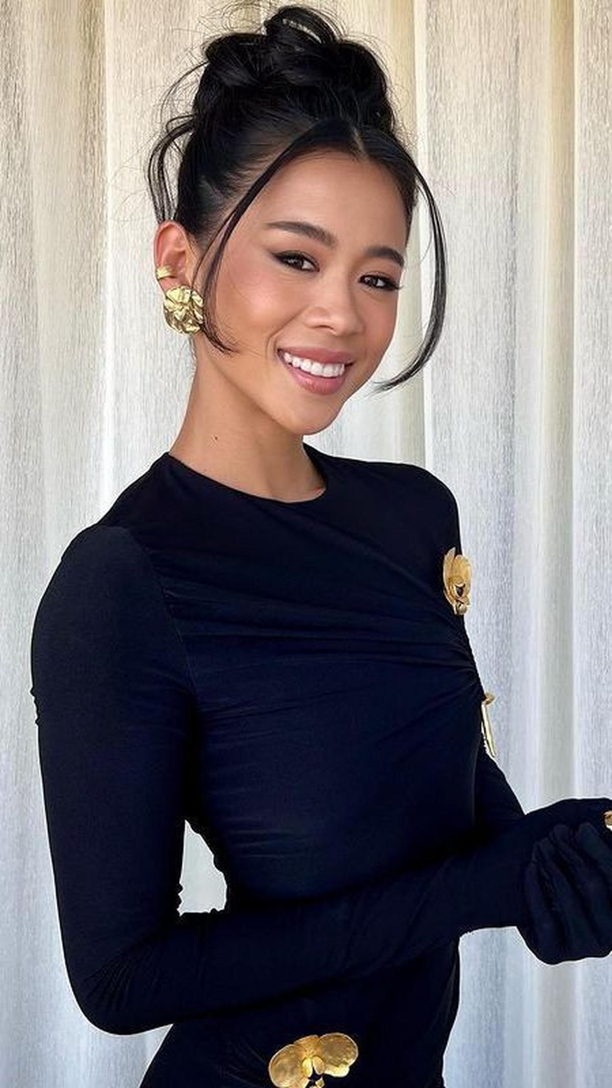 Artis Hollywood Leah Lewis juga pernah tinggal di panti asuhan Shanghai, China di usianya yang masih sangat kecil. Usia 8 tahun, Leah diadopsi oleh pasangan asal Florida, Amerika Serikat.