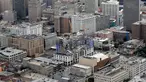 Gambar udara memperlihatkan bangunan Hard Rock Hotel yang tengah dibangun runtuh di pusat kota New Orleans, Sabtu (12/10/2019). Setidaknya satu orang tewas dan 18 lainnya terluka akibat insiden ini. (AP Photo/Gerald Herbert)