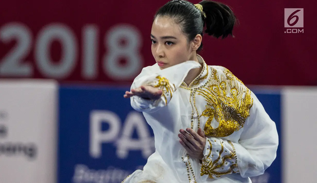 Atlet wushu Indonesia, Lindswell Kwok beraksi pada Asian Games 2018 di JIExpo, Kemayoran Jakarta, Minggu (19/8). Sukses mengumpulkan poin tertinggi, atlet cantik ini berpeluang meraih emas dari nomor Taijiquan dan Taijijian. (Bola.com/Vitalis Yogi Trisna)