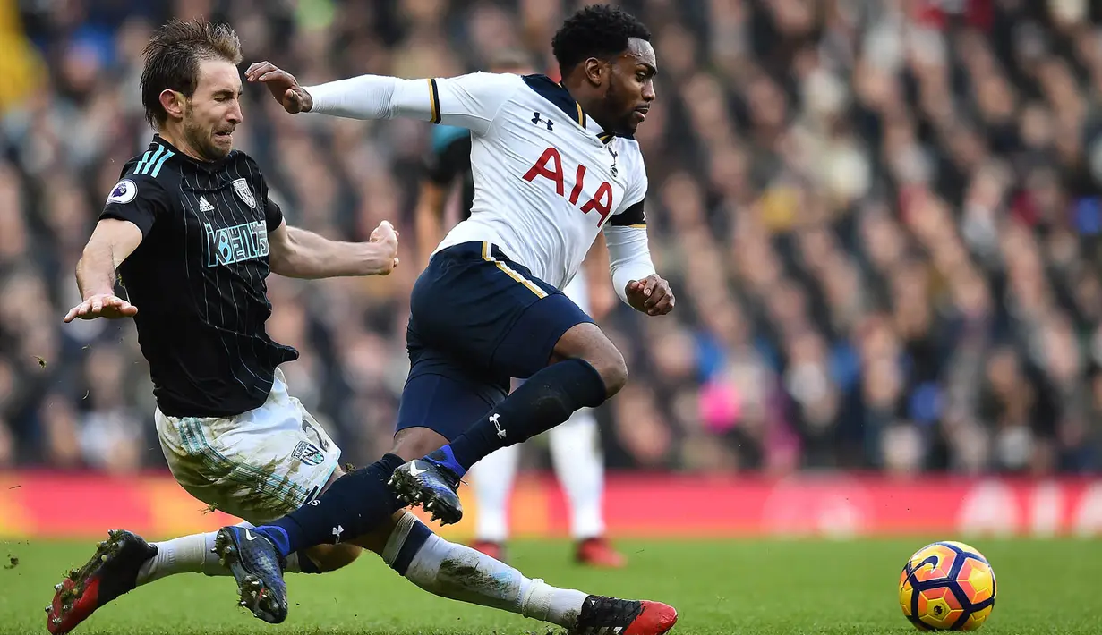 Bek Tottenham, Danny Rose, berusaha melewati bek West Bromwich Albion, Craig Dawson, pada laga Liga Inggris di Stadion White Hart Lane, Inggris, Sabtu (14/1/2017). (AFP/Glyn Kirk)