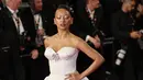 Siluet strapless dengan bustier sculptural menyerupai karya seni tiga dimensi langsung menjadi statement utama penampilannya. Detail metalik pada bagian dada berpadu dengan rok drapery bervolume yang dramatis, menciptakan look couture yang bold dan theatrical. Tak hanya busana, makeup glowing dengan sentuhan metallic eyeshadow dan bibir glossy warna cokelat semakin memperkuat aura fierce yang menjadi ciri khas Asmara.