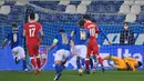 Gelandang Italia, Jorginho (kiri), sukses membuat gol dari tendangan penalti yang gagal diantisipasi kiper Polandia, Wojciech Szczesny dalam laga UEFA Nations League Grup A1 melawan Polandia di Stadion Mapei, Italia, Senin (16/11/2020) dini hari WIB. Italia menang 2-0 . (AFP/Miguel Medina)
