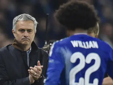Pelatih Chelsea  Jose Mourinho memberikan tepuk tangan kepada Willian saat pada lanjutan Liga Champion Grup G di Stadion Stamford Bridge, London, Rabu (4/11/2015) dini hari. Chelsea memang 2-1. (Reuters / Toby Melville)