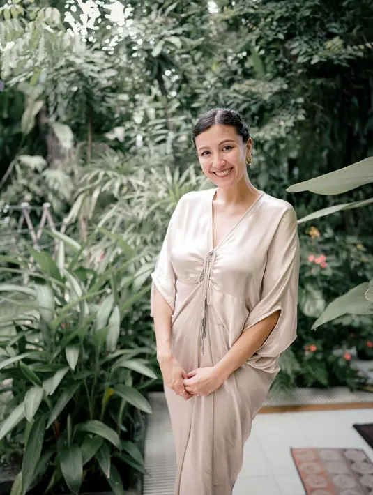 Dalam beberapa foto yang diunggah Sharena di akun Instagram pribadinya, memperlihatkan ia cantik dibalut gamis cokelat keemasan dengan detail kerut di bagian tengah dada. [Foto: Instagram/mrssharena]