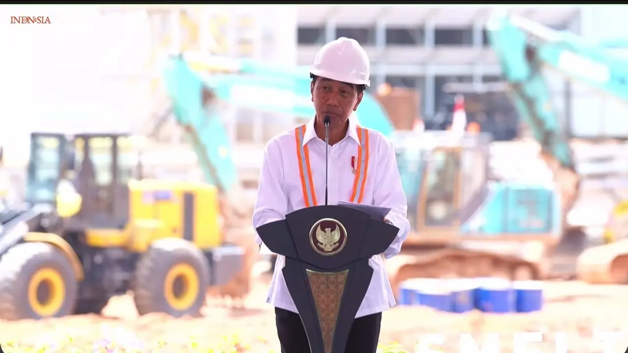 Presiden Joko Widodo (Jokowi) meresmikan injeksi perdana di smelter bauksit PT Borneo Alumina Indonesia