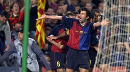 Saat berseragam Barcelona, Figo meraih dua titel La Liga Spanyol, satu buah Piala Super Spanyol, Piala Winners, dan Piala Super Eropa. (AFP/Philippe Desmazes)