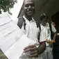 Siswa SMAN 1 Timika Papua menunjukan bukti kelulusan usai pengumuman hasil ujian nasional, Senin (15/6). Lima dari 196 peserta UN dinyatakan tidak lulus. (antara)